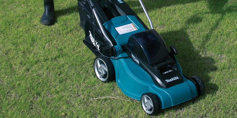 Makita AkkuRasenmäher DLM380Z Test Für kleine Rasenflächen